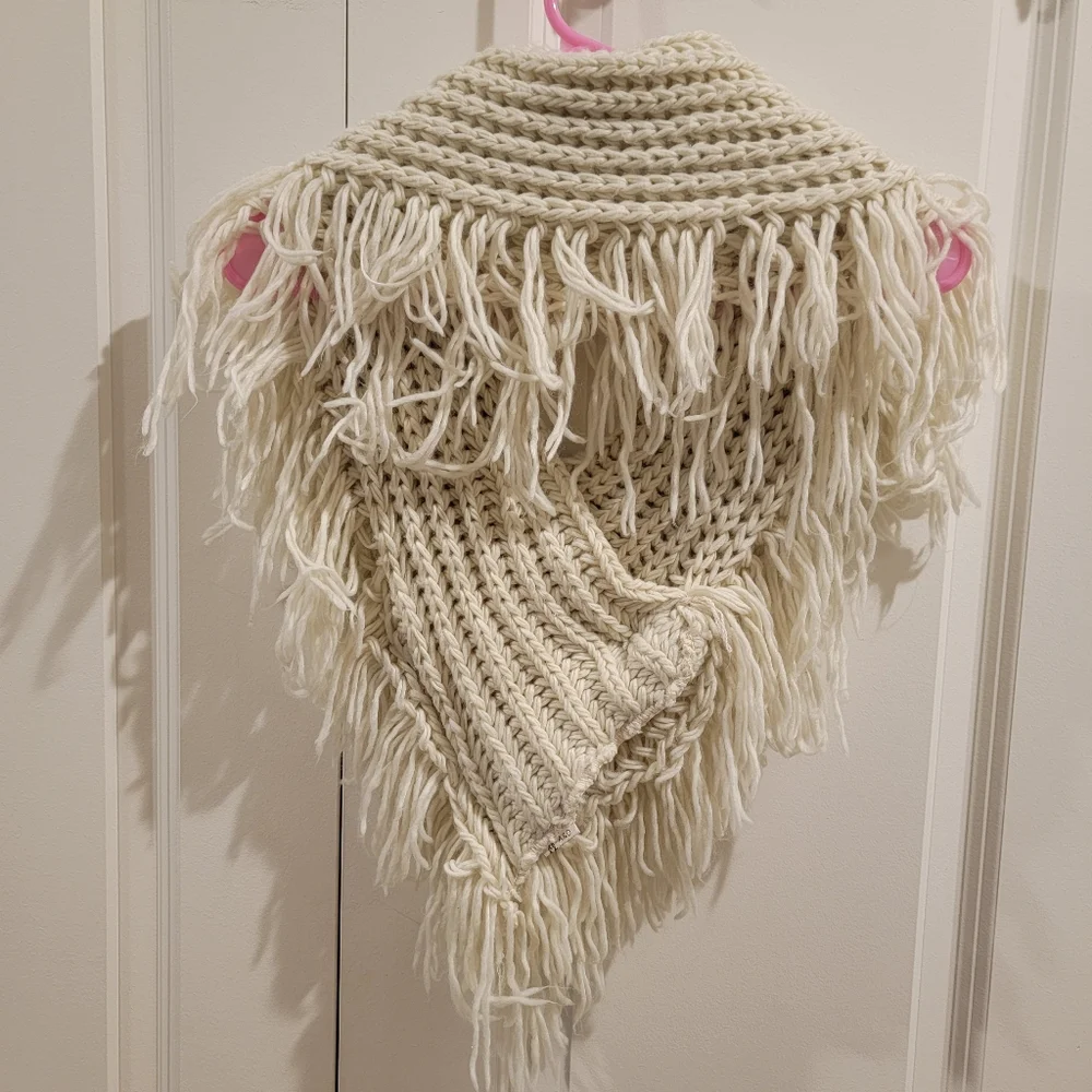 Final Price🎯 Cream Knit Fringe Scarf with Buttons